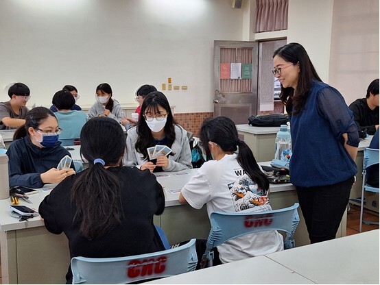 修課學生體驗桌遊