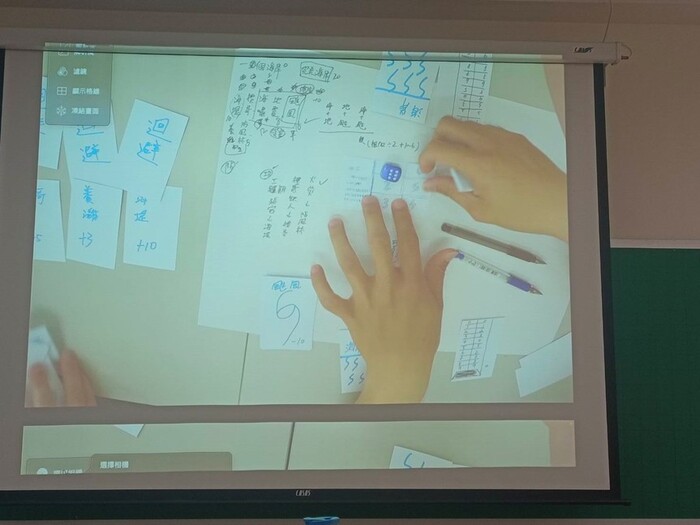 修課學生製作海洋防災桌遊過程