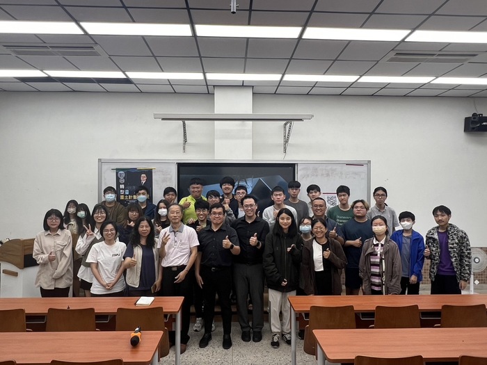 本系系主任莊翰華、授課老師吳政庭、授課老師陳顗鈞、逢甲大學陳建元教授與學生合照