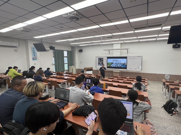 學生參與演講熱烈