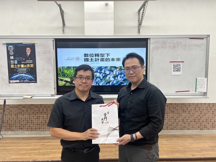 致贈禮品給陳建元教授