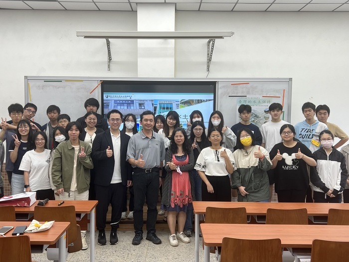 授課老師吳政庭、授課老師陳顗鈞、國立中興大學詹勳全教授與學生合照